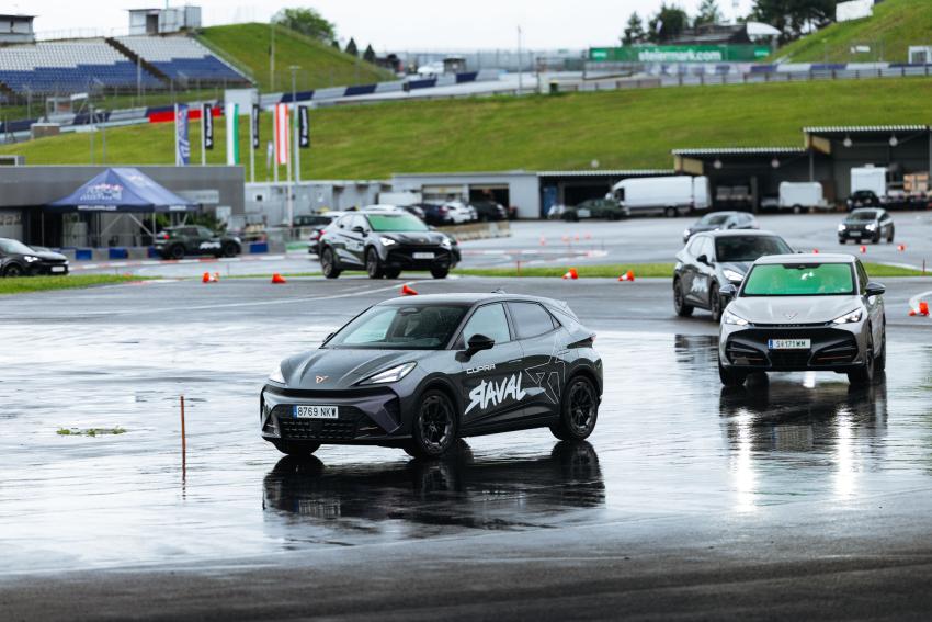 Cupra Raval & Cupra Tavascan Front/Seite in Fahrt