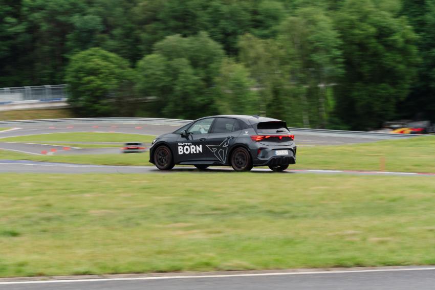 Cupra Born Heck/Seite in Fahrt