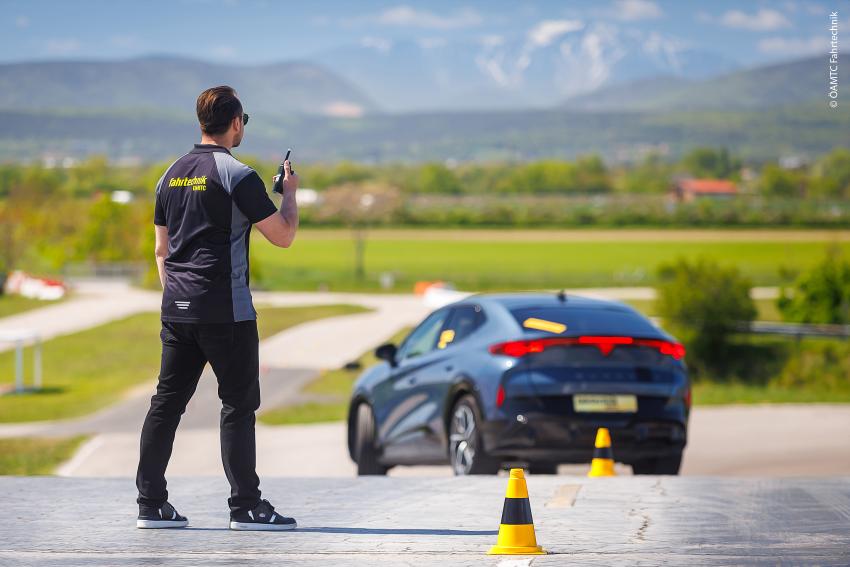 Cupra Tavascan Heck/Seite in Fahrt