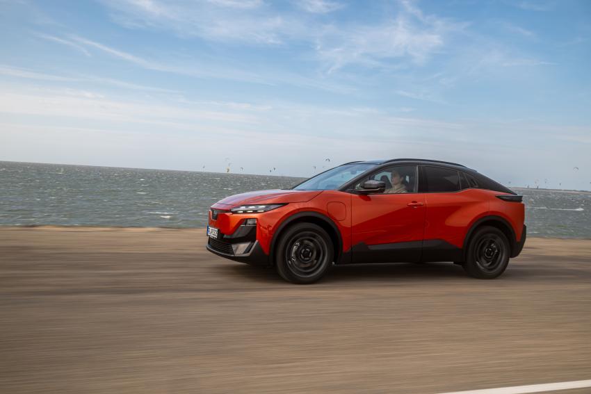 Subaru Uncharted Seite/Front in Fahrt