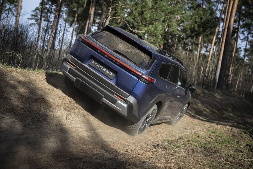 Subaru E-Outback Heck/Seite in Fahrt