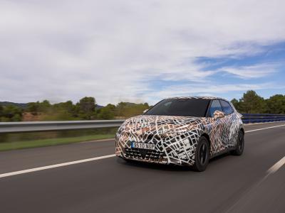 Cupra Raval Front/Seite in Fahrt