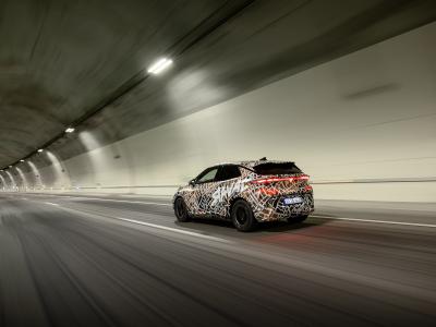 Cupra Raval Heck/Seite in Fahrt
