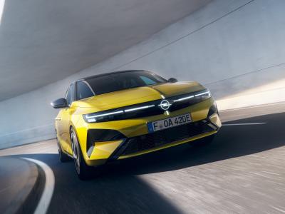 Opel Astra Front/Seite in Fahrt