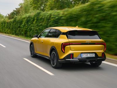 Kia K4 Heck/Seite in Fahrt
