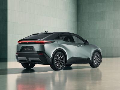 Toyota C-HR+ Heck/Seite