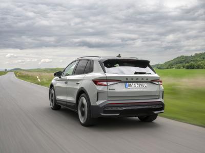 Skoda Elroq RS Heck/Seite in Fahrt