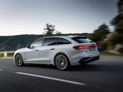 Audi A5 Avant Heck/Seite in Fahrt