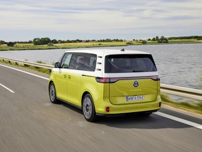 Volkswagen ID. Buzz Heck/Seite in Fahrt