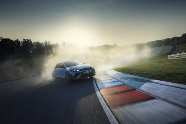 Hyundai Ioniq 5 N Front/Seite in Fahrt