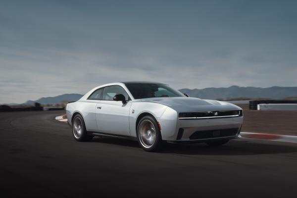 Dodge Charger Front/Seite in Fahrt