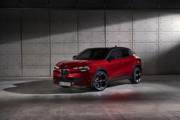Alfa Romeo Milano Front/Seite