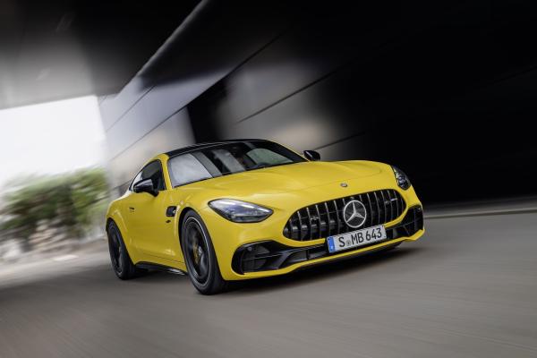 Mercedes-AMG GT 43 Front/Seite in Fahrt