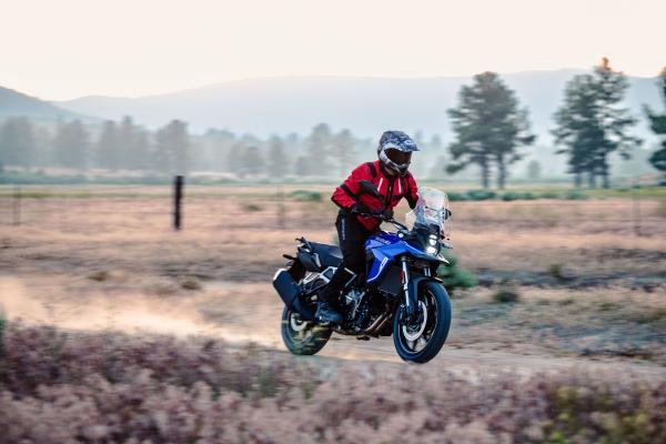 Suzuki V-Strom Front/Seite in Fahrt