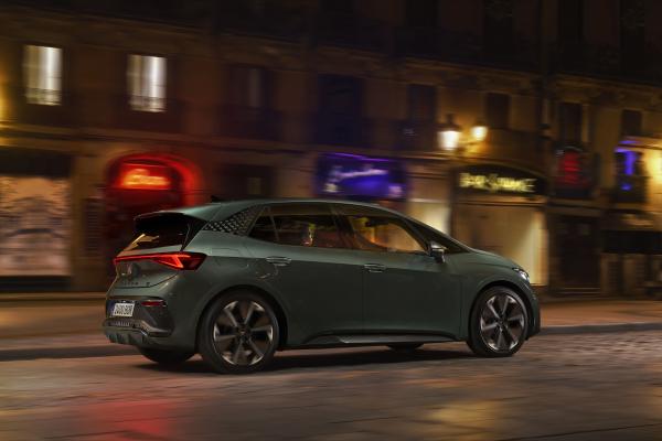 Cupra Born Seite/Heck in Fahrt