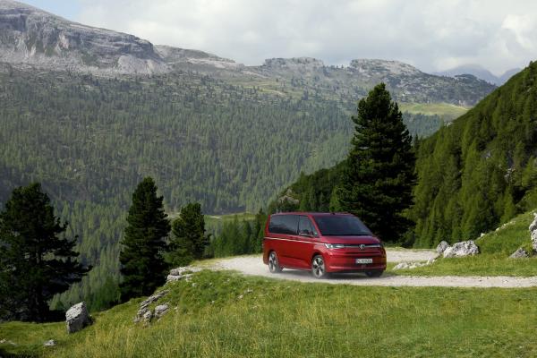 Volkswagen Mulitvan eHybrid 4Motion Front/Seite in Fahrt