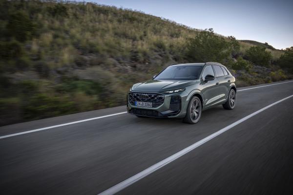 Audi Q3 Front/Seite in Fahrt