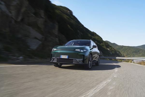 Leapmotor C10 AWD Front/Seite in Fahrt