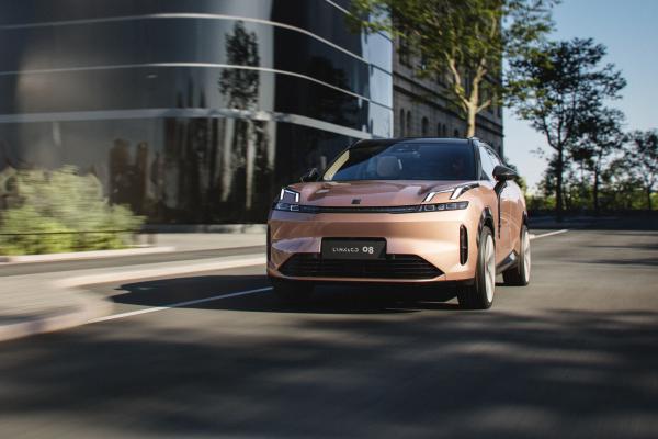 Lynk & Co 08 Front/Seite in Fahrt