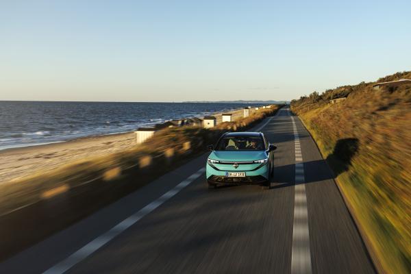 Nissan Leaf Front in Fahrt