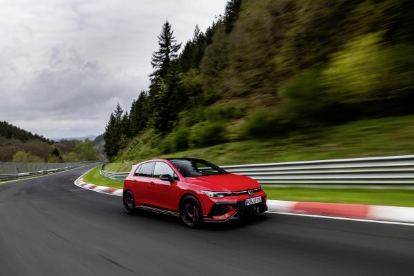 Volkswagen Golf GTI Edition 50 Front/Seite in Fahrt