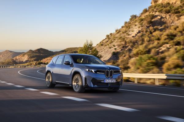 BMW iX3 Front/Seite in Fahrt