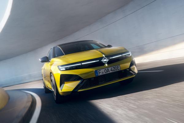 Opel Astra Front/Seite in Fahrt