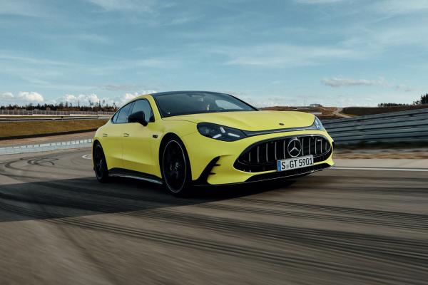 Mercedes-AMG GT 63 4Matic+ 4-Türer Coupé Front/Seite in Fahrt