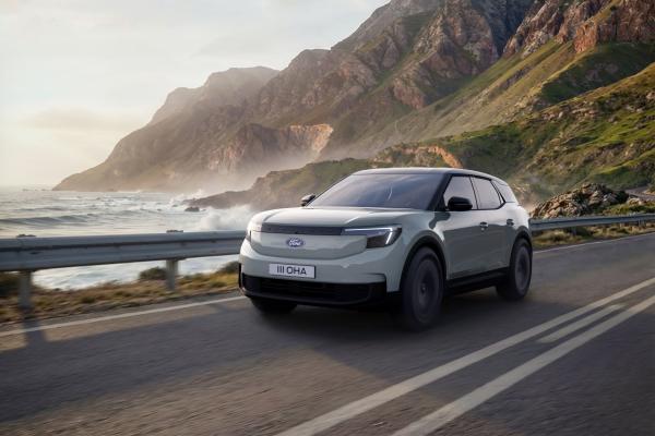 Ford Explorer Collection Front/Seite in Fahrt