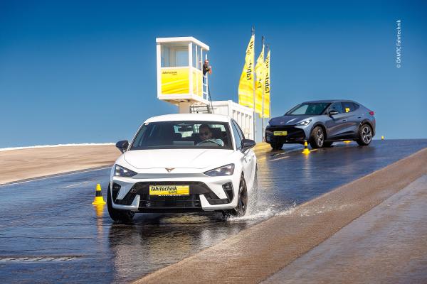 Cupra Leon & Cupra Tavascan Front/Seite in Fahrt