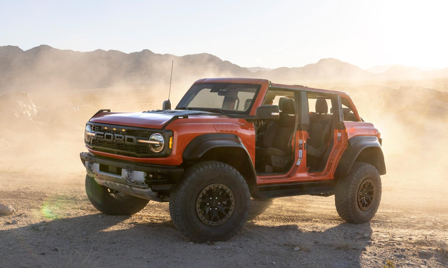 Ford Bronco Raptor ohne Türen im Sand