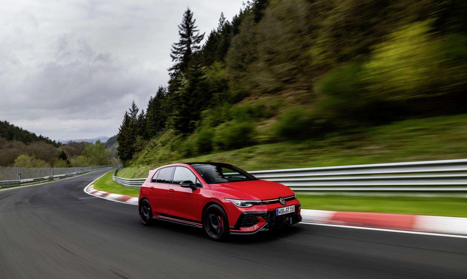 Volkswagen Golf GTI Edition 50 Front/Seite in Fahrt