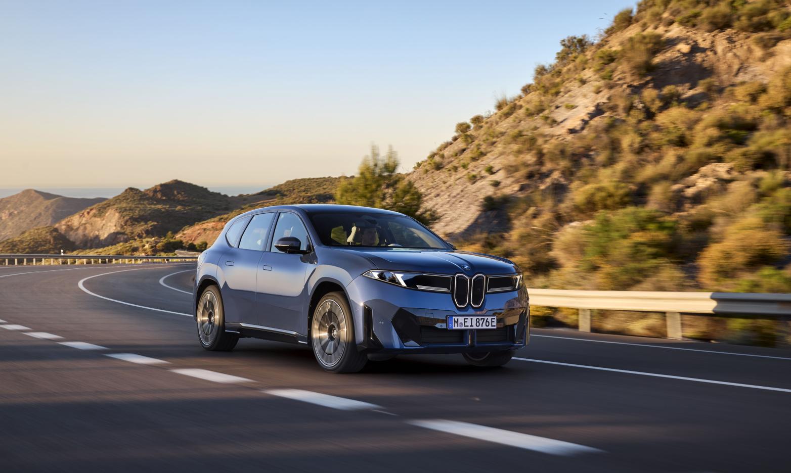 BMW iX3 Front/Seite in Fahrt