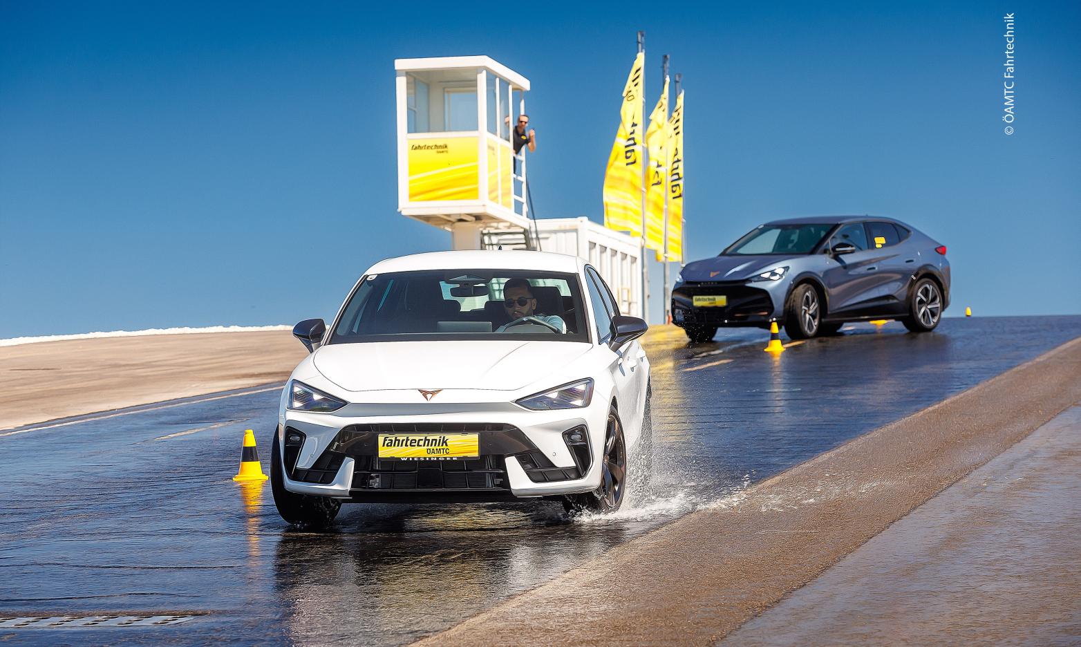Cupra Leon & Cupra Tavascan Front/Seite in Fahrt